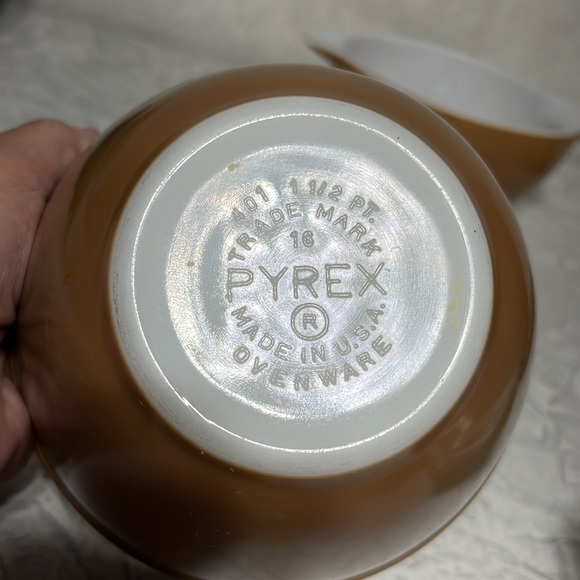 PYREX brown small bowls 401 1.5 pt 16 and 441 1.5 pt Cinderella bowl both brown - Picture 4 of 11